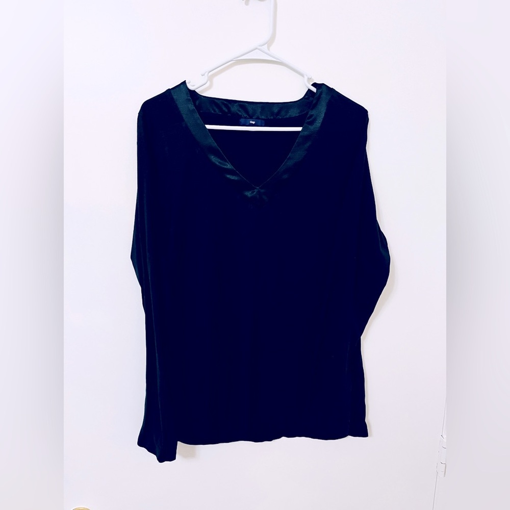 Gap Women’s Medium Silk V-Neck